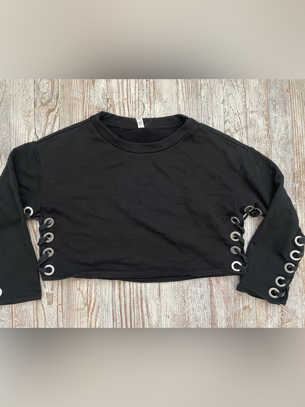 ALO yoga cropped crewneck with rivets